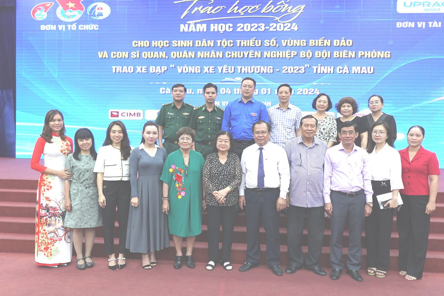 Các đại biểu tham dự lễ trao học bổng. Các đại biểu tham dự lễ trao học bổng.