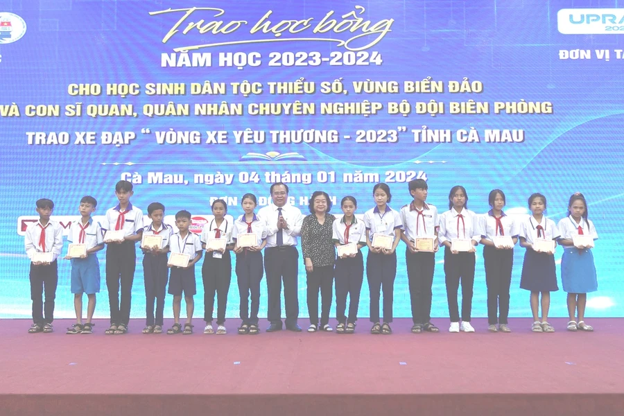 Trao học bổng cho các em học sinh.