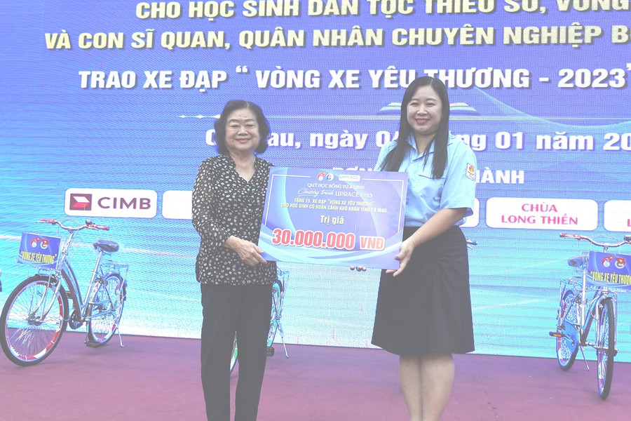 Nguyên Phó Chủ tịch nước Trương Mỹ Hoa trao tặng xe đạp cho HS hoàn cảnh khó khăn. Nguyên Phó Chủ tịch nước Trương Mỹ Hoa trao tặng xe đạp cho HS hoàn cảnh khó khăn.