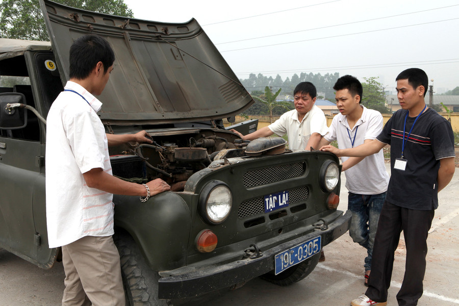 Kiến thức về động cơ cũng rất cần thiết đối với một lái xe dịch vụ. Ảnh: TG.