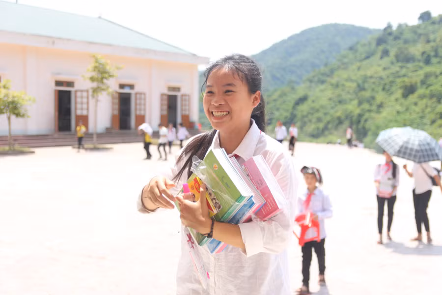 Học 5 ngày/tuần giúp HS bán trú có thời gian về thăm gia đình. Ảnh: TG