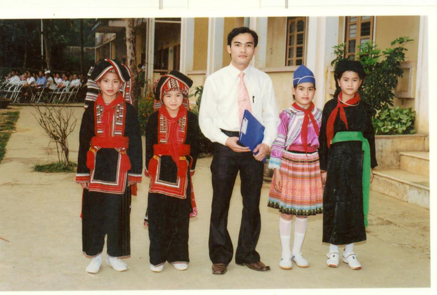 Thầy giáo Nguyễn Thế Lượng và học sinh vùng cao Lào Cai Thầy giáo Nguyễn Thế Lượng và học sinh vùng cao Lào Cai