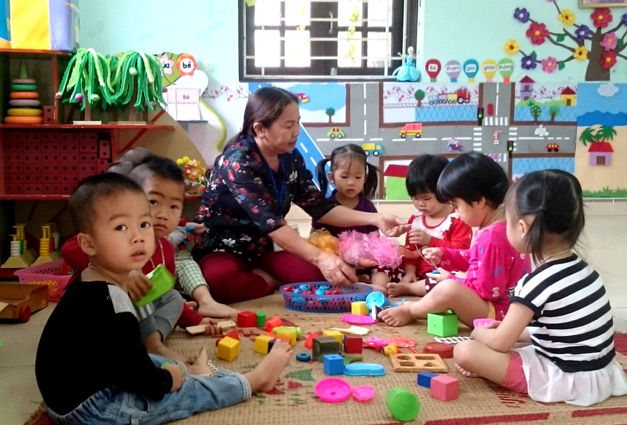Chăm sóc trẻ ở Trường Mầm non Hải Yên, huyện Vân Đồn Chăm sóc trẻ ở Trường Mầm non Hải Yên, huyện Vân Đồn