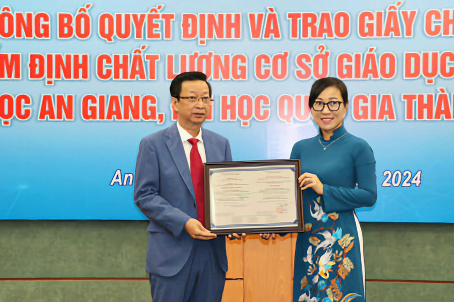 TS Tạ Thị Thu Hiền - Giám đốc TT.KĐCLGD (ĐHQG Hà Nội) trao Bằng chứng nhận Trường ĐH An Giang đạt chuẩn GD chu kỳ 2. TS Tạ Thị Thu Hiền - Giám đốc TT.KĐCLGD (ĐHQG Hà Nội) trao Bằng chứng nhận Trường ĐH An Giang đạt chuẩn GD chu kỳ 2.