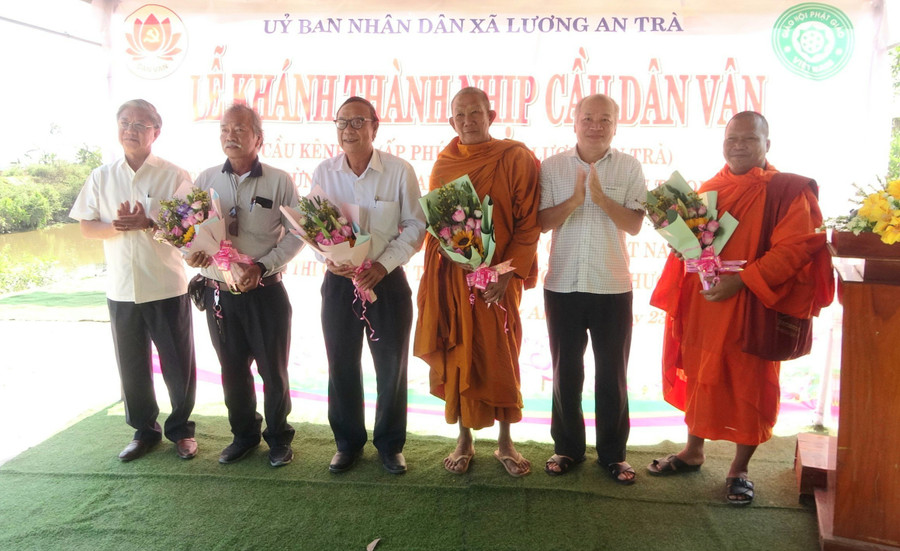 Tặng hoa tri ân các đơn vị hỗ trợ xây cầu.