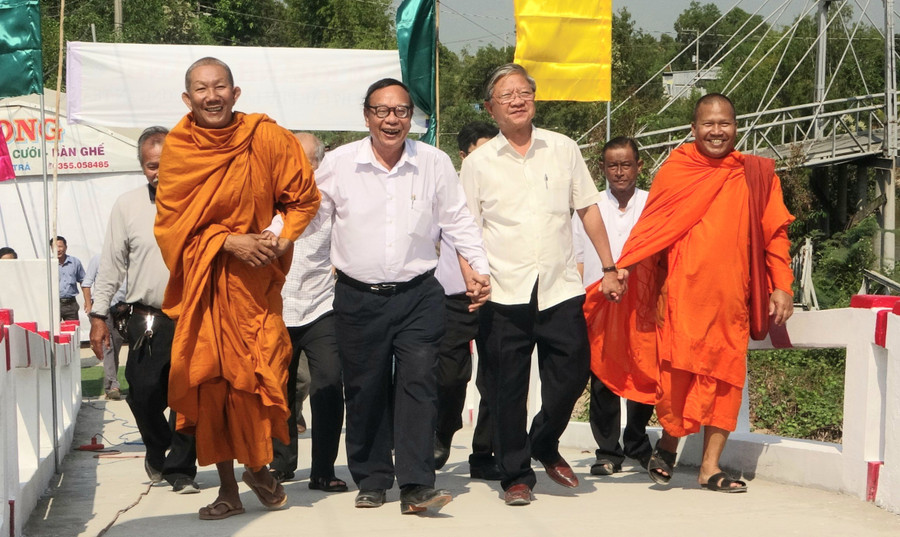 Các đại biểu và người dân vui mừng được đi trên cầu mới xây xong.