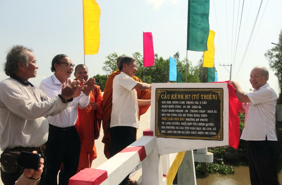 Đại biểu thực hiện nghi thức khánh thành cầu.