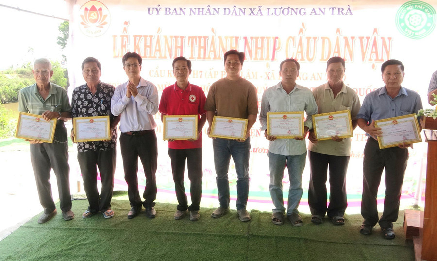 Trao khen thưởng cho các tập thể và cá nhân tích cực đóng góp xây cầu.