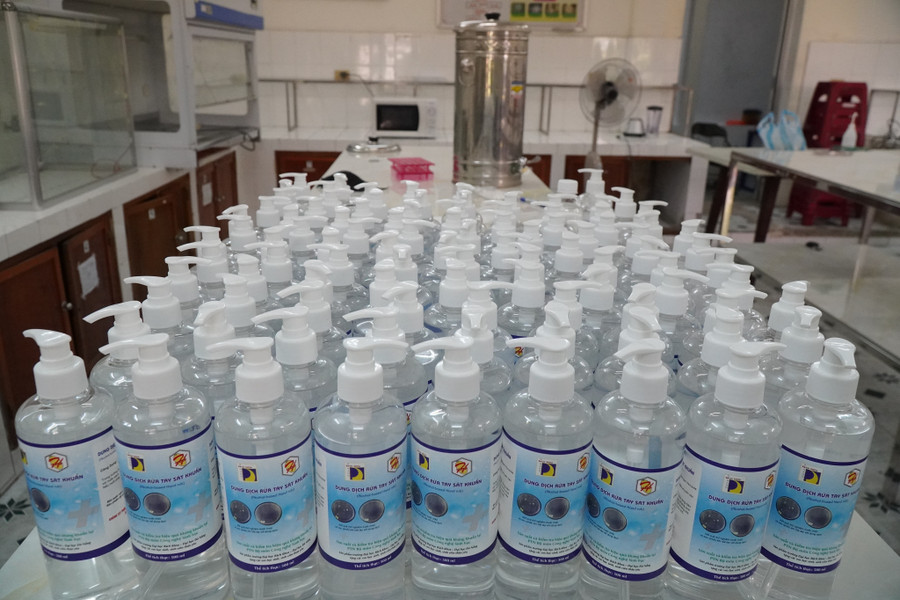 Nước rửa tay diệt khuẩn made in trường ĐH Bách khoa, ĐH Đà Nẵng phục vụ cho nhu cầu nội bộ của nhà trường và các trường thành viên của ĐH Đà Nẵng. Nước rửa tay diệt khuẩn made in trường ĐH Bách khoa, ĐH Đà Nẵng phục vụ cho nhu cầu nội bộ của nhà trường và các trường thành viên của ĐH Đà Nẵng.