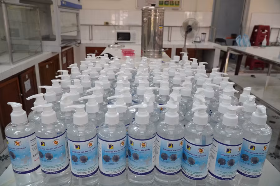 Nước rửa tay diệt khuẩn made in trường ĐH Bách khoa, ĐH Đà Nẵng phục vụ cho nhu cầu nội bộ của nhà trường và các trường thành viên của ĐH Đà Nẵng.