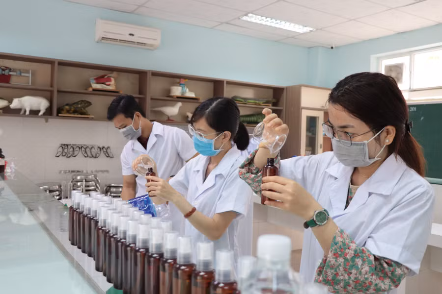 Giáo viên bộ môn Hóa – Sinh trường Sky – Line điều chế nước rửa tay diệt khuẩn theo công thức khuyến cáo của WHO.