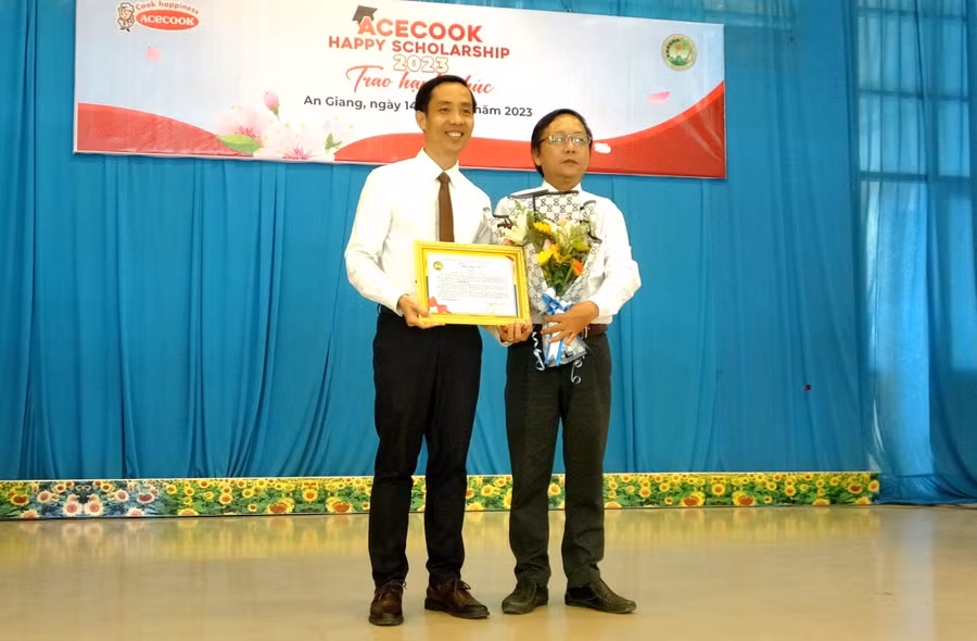 Ban Giám hiệu Trường Trung cấp nghề Dân tộc nội trú An Giang tặng hoa cảm ơn Công ty Cổ phần Acecook Việt Nam.