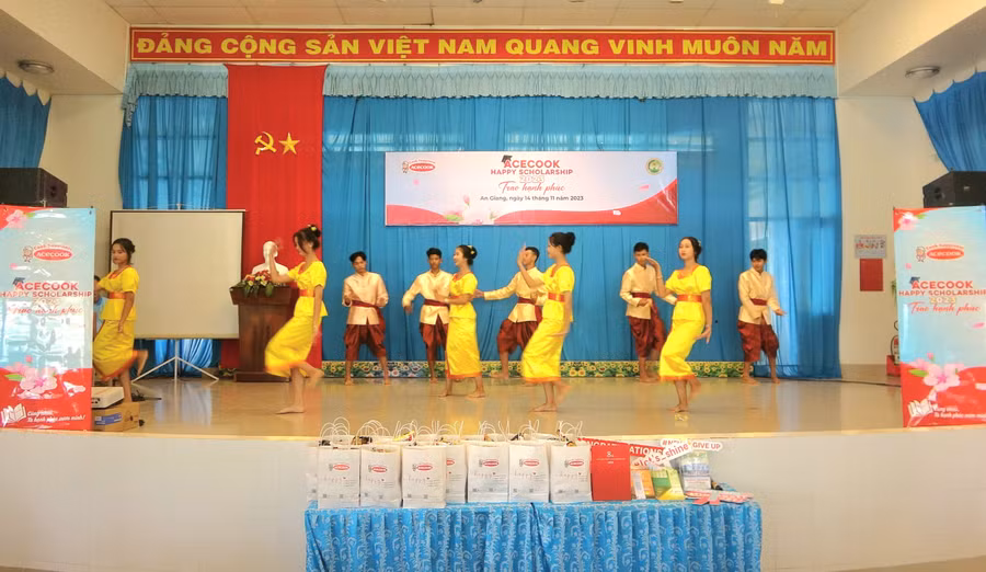 Văn nghệ chào mừng tại Lễ trao học bổng.