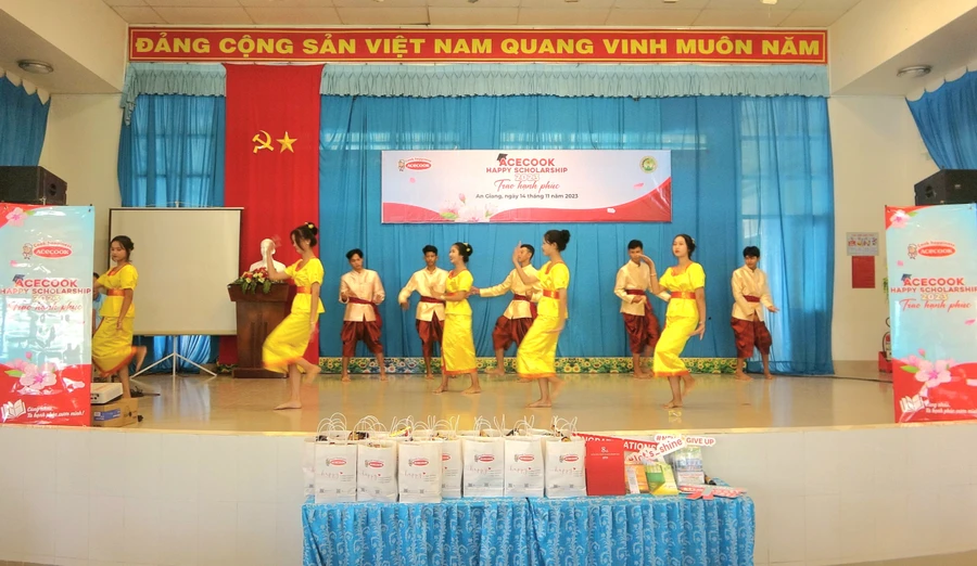 Văn nghệ chào mừng tại Lễ trao học bổng.