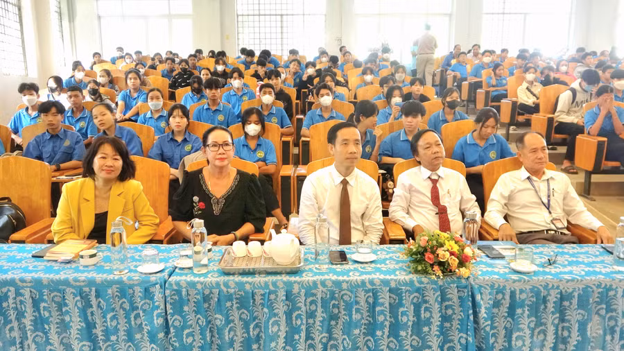 Đại biểu tham dự lễ trao học bổng.