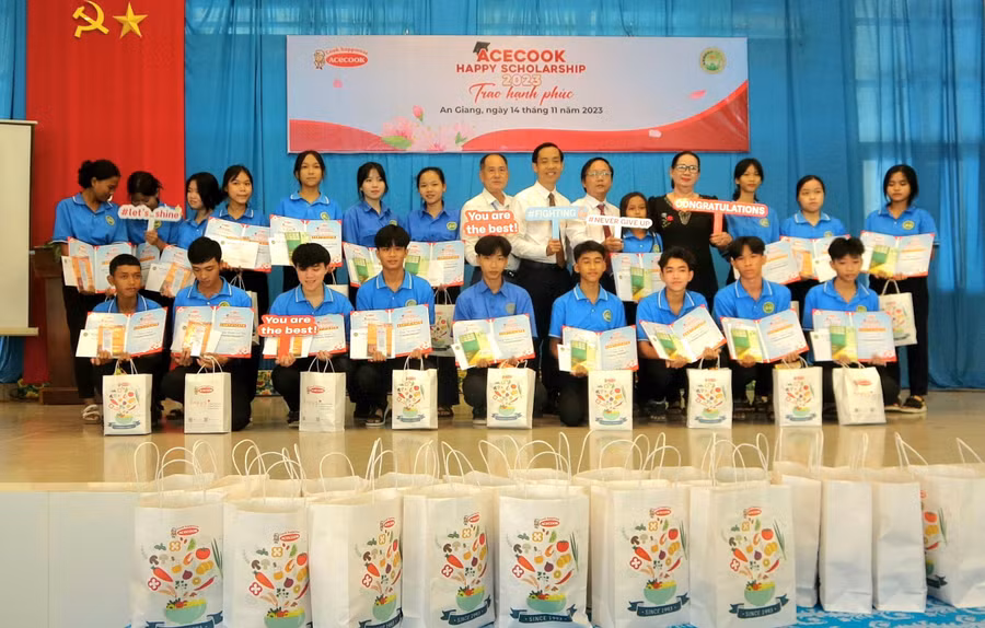 Trao học bổng và quà tặng cho học sinh, sinh viên khó khăn.