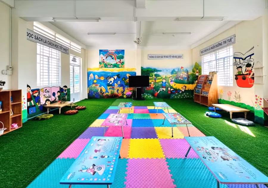 Không gian thư viện gọn gàng, ngăn nắp, thoáng mát và sạch đẹp.