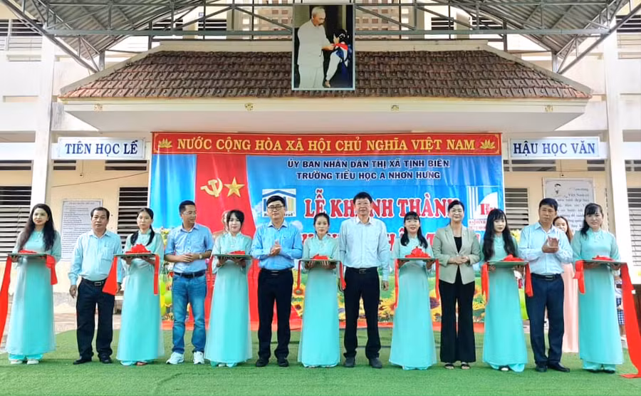 Phó Giám đốc Sở GD&ĐT An Giang Nguyễn Quốc Khanh tham dự Lễ khánh thành thư viện thân thiện tại Trường Tiểu học A Nhơn Hưng (TX Tịnh Biên).