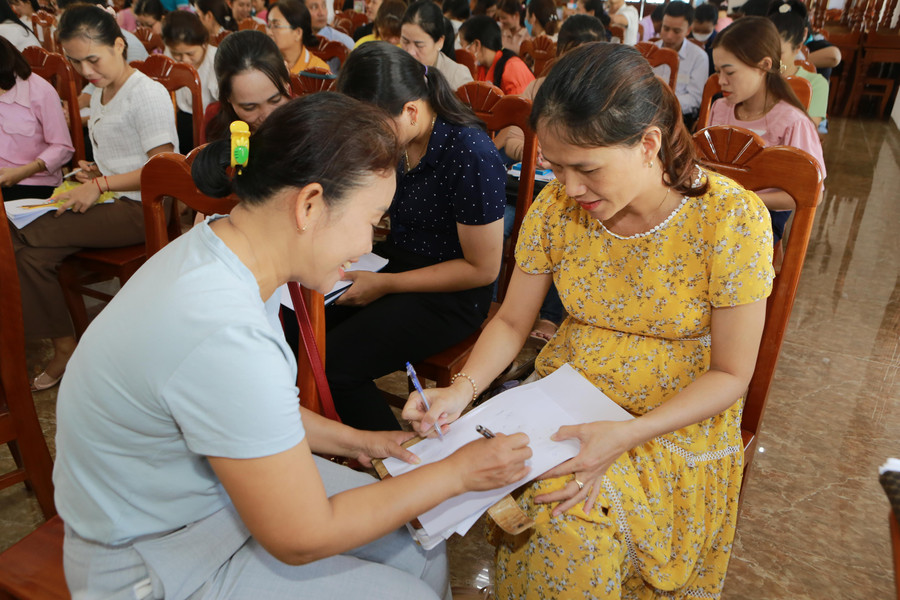 Giáo viên, nhân viên thư viện tham gia khóa tập huấn Xây dựng văn hóa đọc trong nhà trường làm việc nhóm.