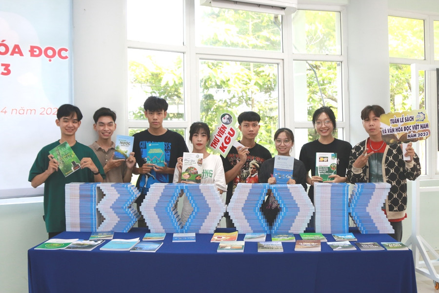 Sinh viên tham dự Tuần lễ Sách và Văn hóa đọc Việt Nam năm 2023. Sinh viên tham dự Tuần lễ Sách và Văn hóa đọc Việt Nam năm 2023.