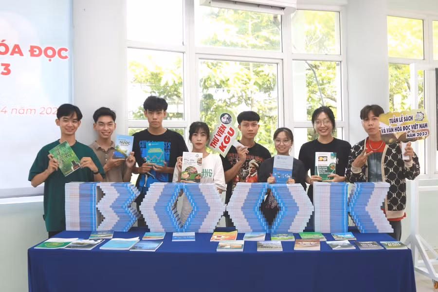 Sinh viên tham dự Tuần lễ Sách và Văn hóa đọc Việt Nam năm 2023.