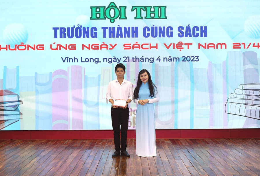 TS Đặng Thị Ngọc Lan, Phó Hiệu trưởng Trường ĐH Cửu Long trao giải nhất cho sinh viên. TS Đặng Thị Ngọc Lan, Phó Hiệu trưởng Trường ĐH Cửu Long trao giải nhất cho sinh viên.