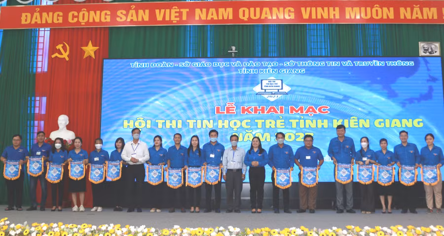 Ban Tổ chức trao cờ lưu niệm cho các đơn vị dự thi.