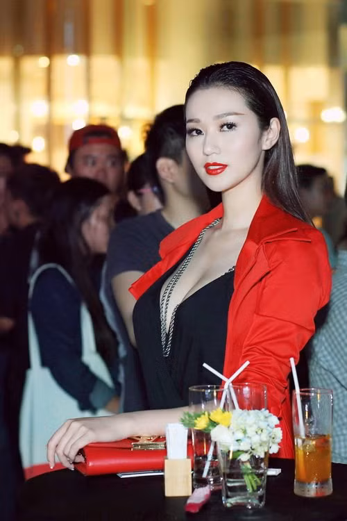 Khánh My gây choáng khi lái 