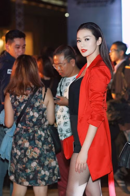 Khánh My gây choáng khi lái 