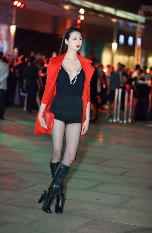 Khánh My gây choáng khi lái 