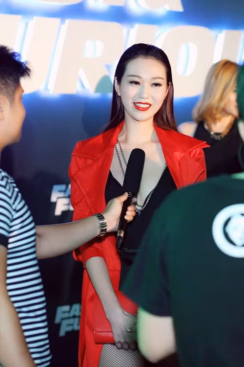 Khánh My gây choáng khi lái 