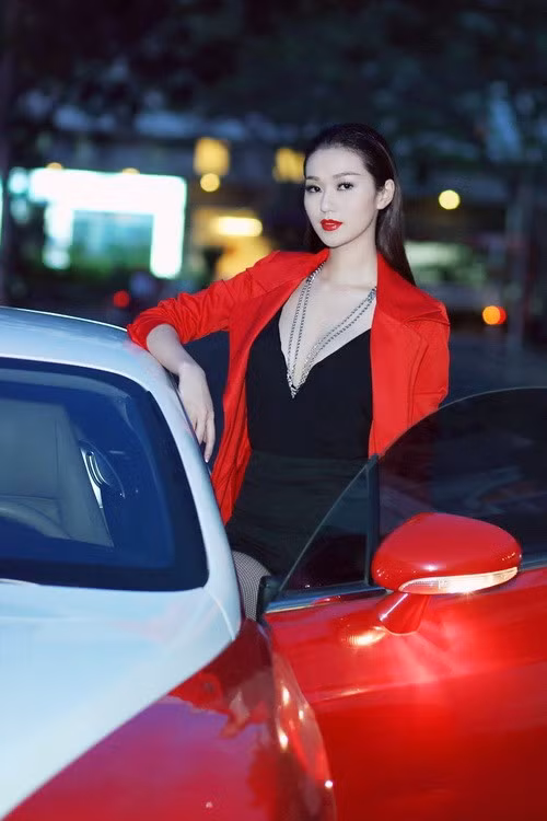 Khánh My gây choáng khi lái 