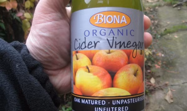 3. Giấm: Tính axit của giấm có thể làm bạn hết ngứa do bị muỗi cắn. Bạn nên pha 2-3 chén giấm với nước ấm trong bồn tắm để trị vết đốt toàn thân hoặc nhỏ vài giọt giấm vào khăn bông và thấm vào từng vết đốt.