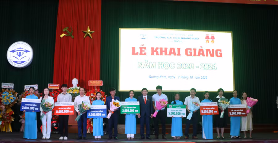 Sinh viên Trường ĐH Quảng Nam nhận học bổng trong Lễ khai giảng năm học 2023 - 2024. 