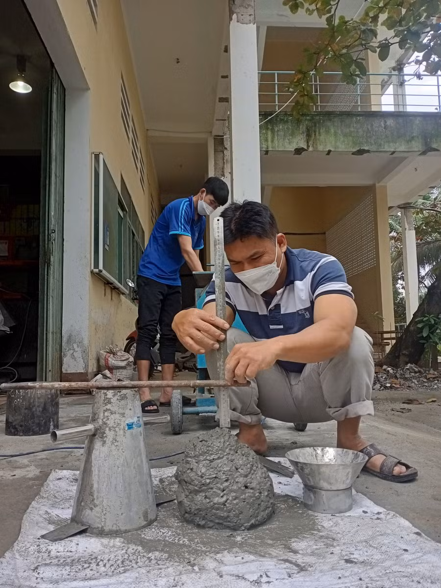 Thí nghiệm đo độ sụt giữa các mẫu bê tông với tỉ lệ sử dụng tro bay khác nhau. (Ảnh: NVCC)