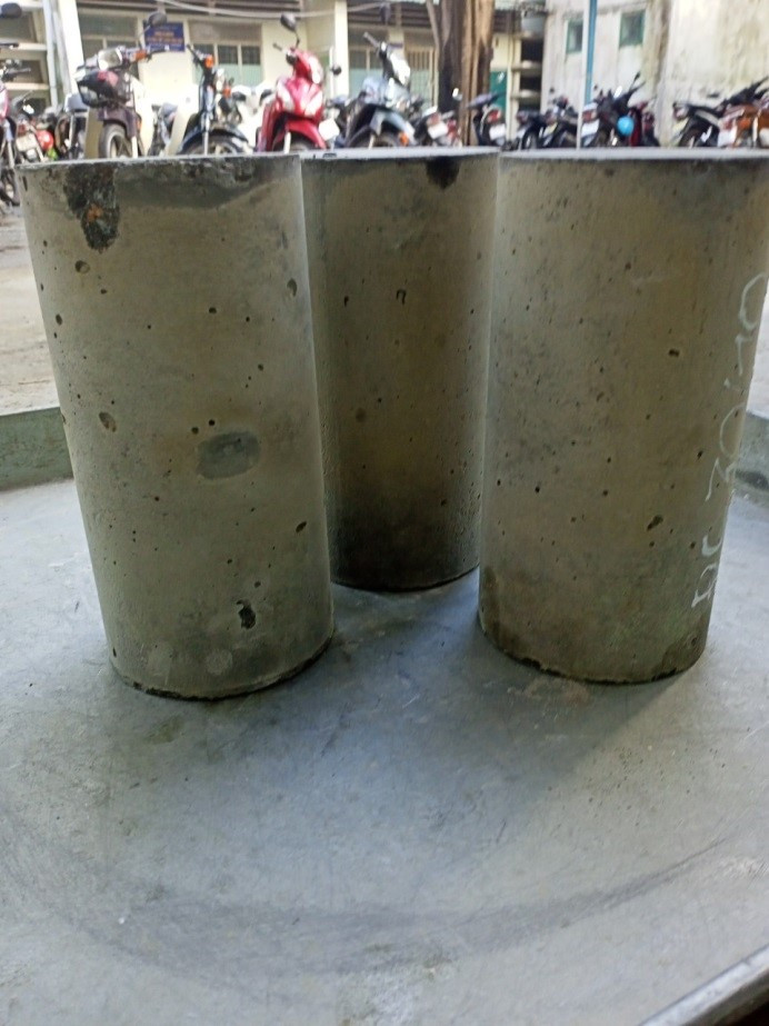 Một số mẫu trụ trong thí nghiệm sử dụng một phần tro bay thay thế cát sông trong bê tông xi măng, đề tài nghiên cứu khoa học của SV Nguyễn Ngọc Sơn. (Ảnh: NVCC)