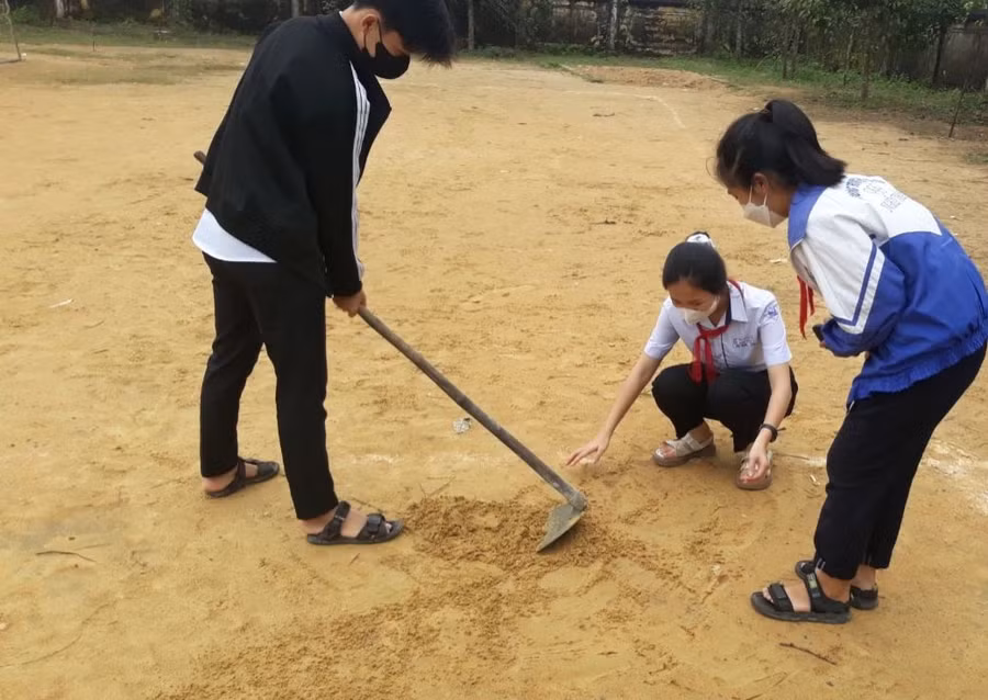 Học sinh Trường THCS Nghĩa Thắng (Tư Nghĩa, Quảng Ngãi) với dự án giáo dục STEM “Lớp đất và các nhân tố hình thành đất”. Ảnh: NVCC