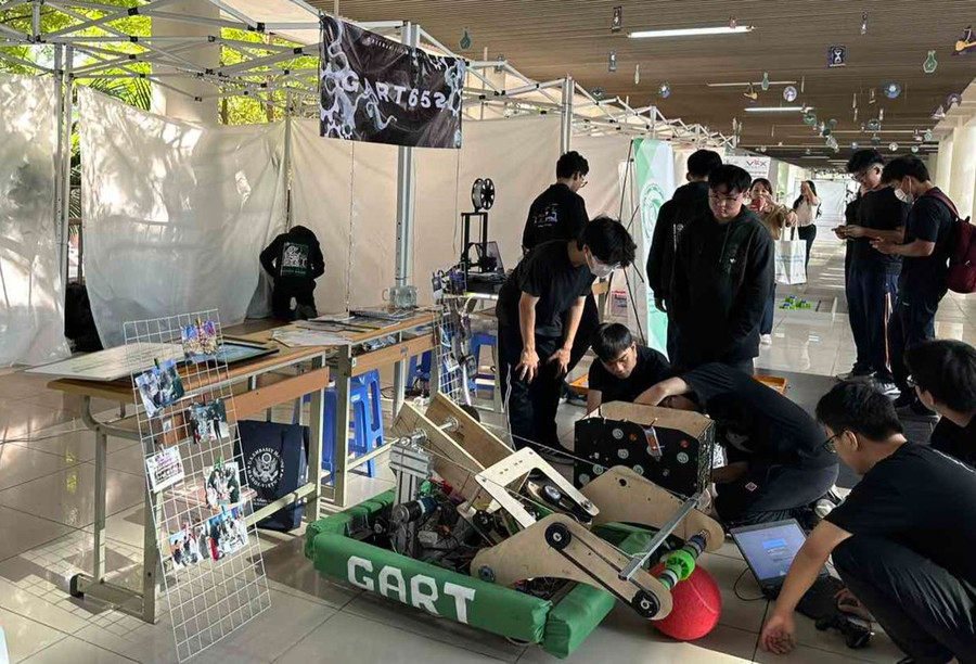 Những sáng tạo khoa học giúp học sinh tiếp thu bài giảng nhanh hơn. Ảnh: Vân Anh