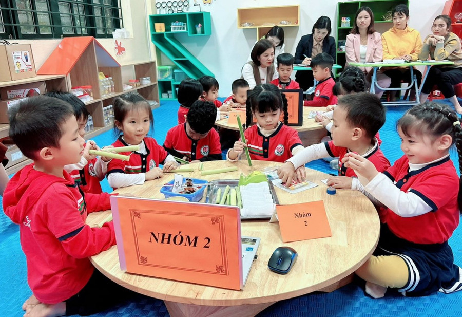 Cô trò Trường Mầm non Hoa Hồng (TP Lào Cai, Lào Cai) trong giờ học STEM. Ảnh: Hà Thuận Cô trò Trường Mầm non Hoa Hồng (TP Lào Cai, Lào Cai) trong giờ học STEM. Ảnh: Hà Thuận