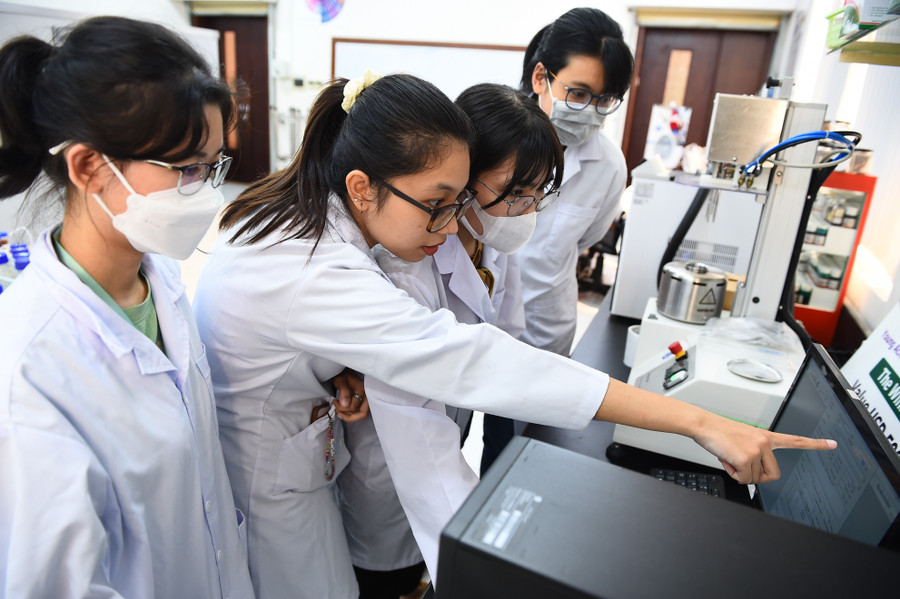 Sinh viên Trường Đại học Quốc tế (Đại học Quốc gia TPHCM) trong phòng thí nghiệm. Ảnh: Mạnh Tùng