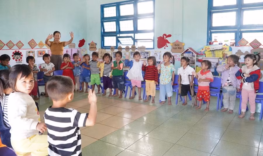 Cô Đỗ Thị Lan Hương trang trí lớp với nhiều màu sắc để trẻ thích thú, tự tin đến lớp. Ảnh: Dung Nguyễn