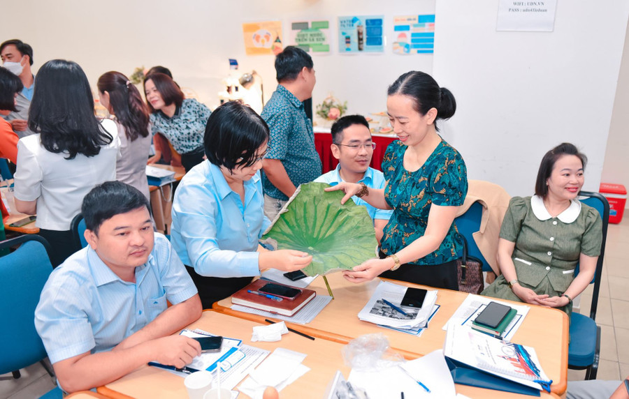 Giáo viên các trường phổ thông ở Đà Nẵng trải nghiệm hoạt động STEM với trò chơi giọt nước trên lá sen trong chương trình tập huấn Giáo dục STEM do Sở GD&ĐT Đà Nẵng phối hợp với Viện Nghiên cứu và Đào tạo Việt - Anh, ĐH Đà Nẵng tổ chức. Ảnh: VNUK cung cấp Giáo viên các trường phổ thông ở Đà Nẵng trải nghiệm hoạt động STEM với trò chơi giọt nước trên lá sen trong chương trình tập huấn Giáo dục STEM do Sở GD&ĐT Đà Nẵng phối hợp với Viện Nghiên cứu và Đào tạo Việt - Anh, ĐH Đà Nẵng tổ chức. Ảnh: VNUK cung cấp