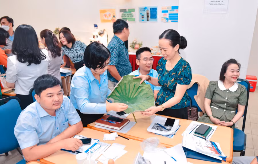 Giáo viên các trường phổ thông ở Đà Nẵng trải nghiệm hoạt động STEM với trò chơi giọt nước trên lá sen trong chương trình tập huấn Giáo dục STEM do Sở GD&amp;ĐT Đà Nẵng phối hợp với Viện Nghiên cứu và Đào tạo Việt - Anh, ĐH Đà Nẵng tổ chức. Ảnh: VNUK cung cấp