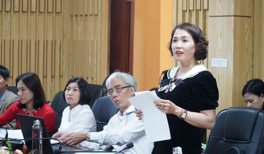 Cô Trần Linh Đa - Hiệu trưởng Trường Tiểu học Nhân Thành (huyện Yên Thành, Nghệ An) chia sẻ kinh nghiệm tổ chức dạy học STEM. Ảnh: Hồ Lài Cô Trần Linh Đa - Hiệu trưởng Trường Tiểu học Nhân Thành (huyện Yên Thành, Nghệ An) chia sẻ kinh nghiệm tổ chức dạy học STEM. Ảnh: Hồ Lài