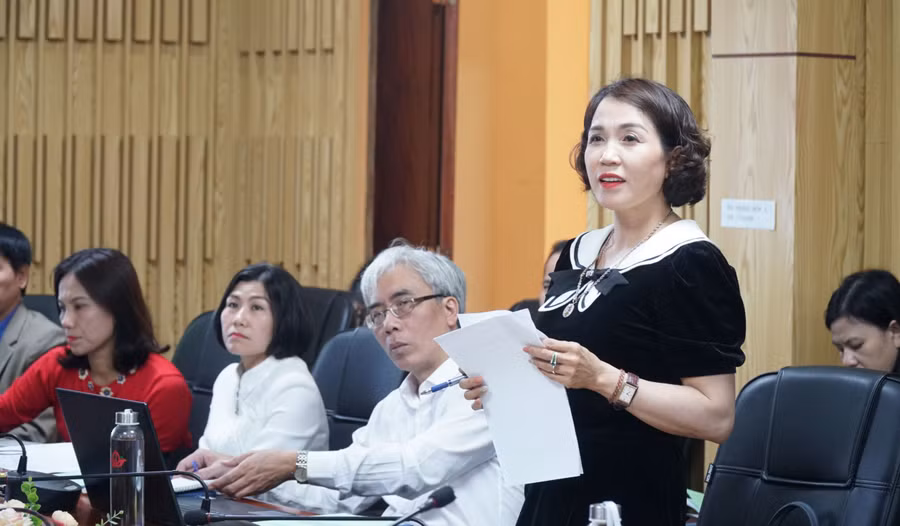 Cô Trần Linh Đa - Hiệu trưởng Trường Tiểu học Nhân Thành (huyện Yên Thành, Nghệ An) chia sẻ kinh nghiệm tổ chức dạy học STEM. Ảnh: Hồ Lài