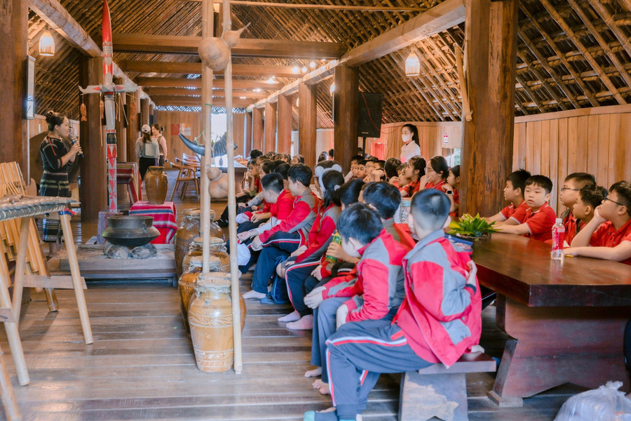 Học sinh tiểu học Đắk Lắk tham gia tìm hiểu văn hóa truyền thống của người Ê đê. Ảnh: VTR Học sinh tiểu học Đắk Lắk tham gia tìm hiểu văn hóa truyền thống của người Ê đê. Ảnh: VTR