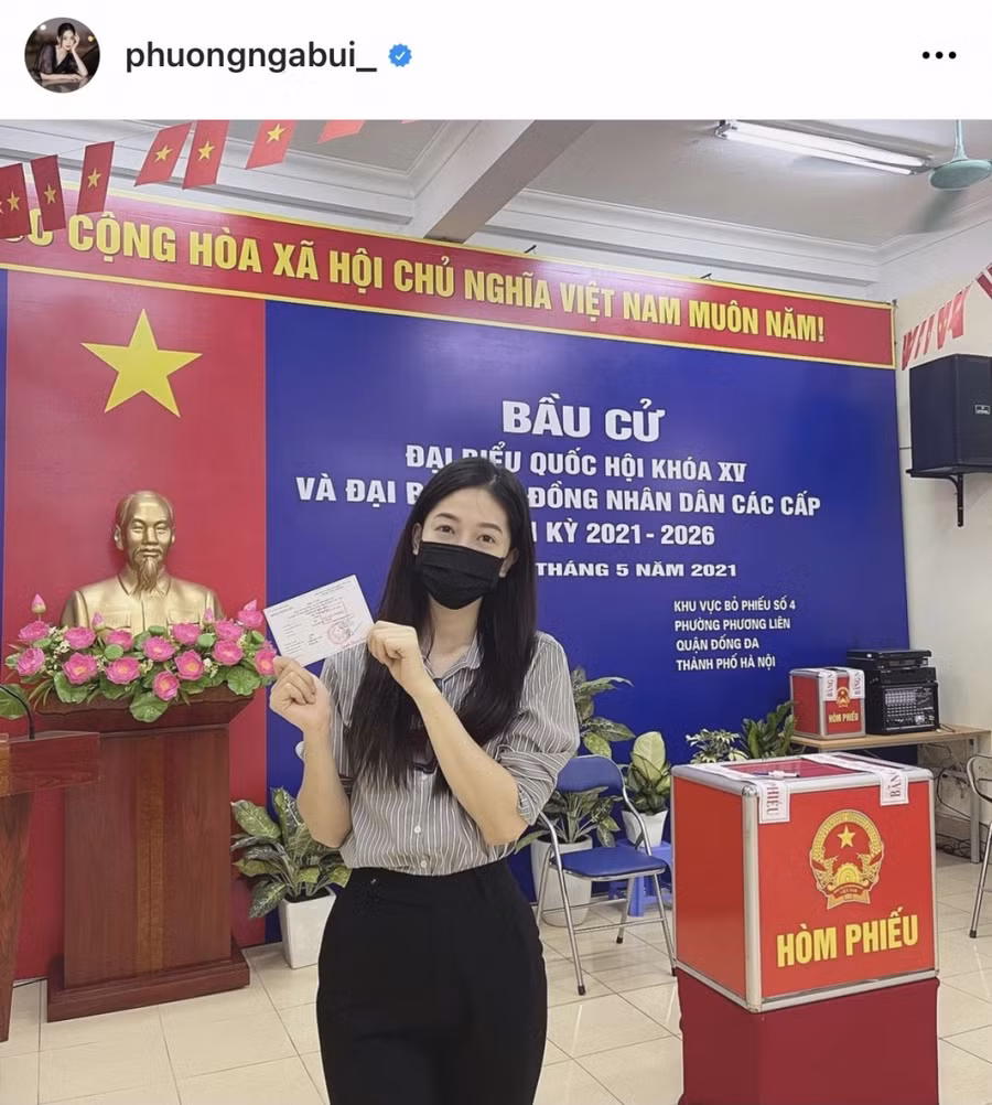 Á hậu Bùi Phương Nga có mặt tại khu vực bỏ phiếu số 4, phường Phương Liên, quận Đống Đa, Hà Nội.