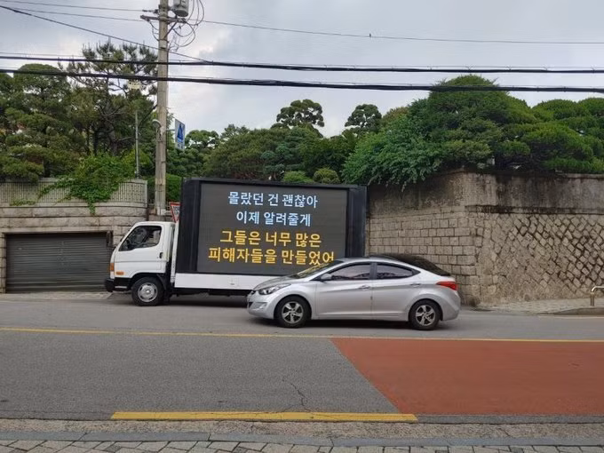 Fan hâm mộ thuê xe tải để phản đối mối quan hệ giữa nam diễn viên Lee Seung Gi và Lee Da In.