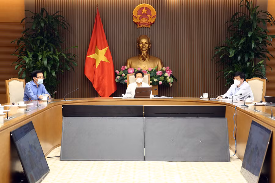 Phó Thủ tướng Vũ Đức Đam, Trưởng Ban Chỉ đạo quốc gia, Bộ trưởng, Chủ nhiệm VPCP Trần Văn Sơn, Bộ trưởng Y tế Nguyễn Thanh Long dự họp tại điểm cầu Hà Nội. Ảnh: VGP/Đình Nam
