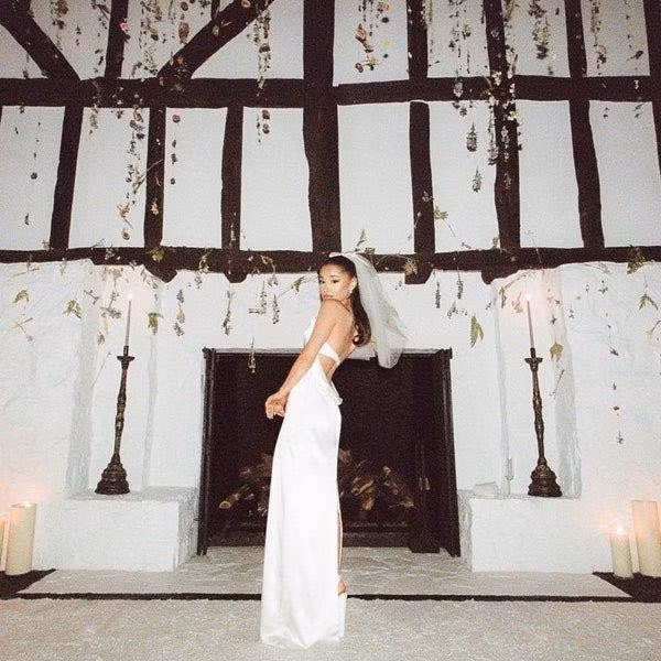 Ariana Grande diện váy cưới của Vera Wang.